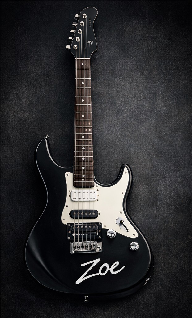 Gitara Zoe (Yamaha) z naklejką Zoe